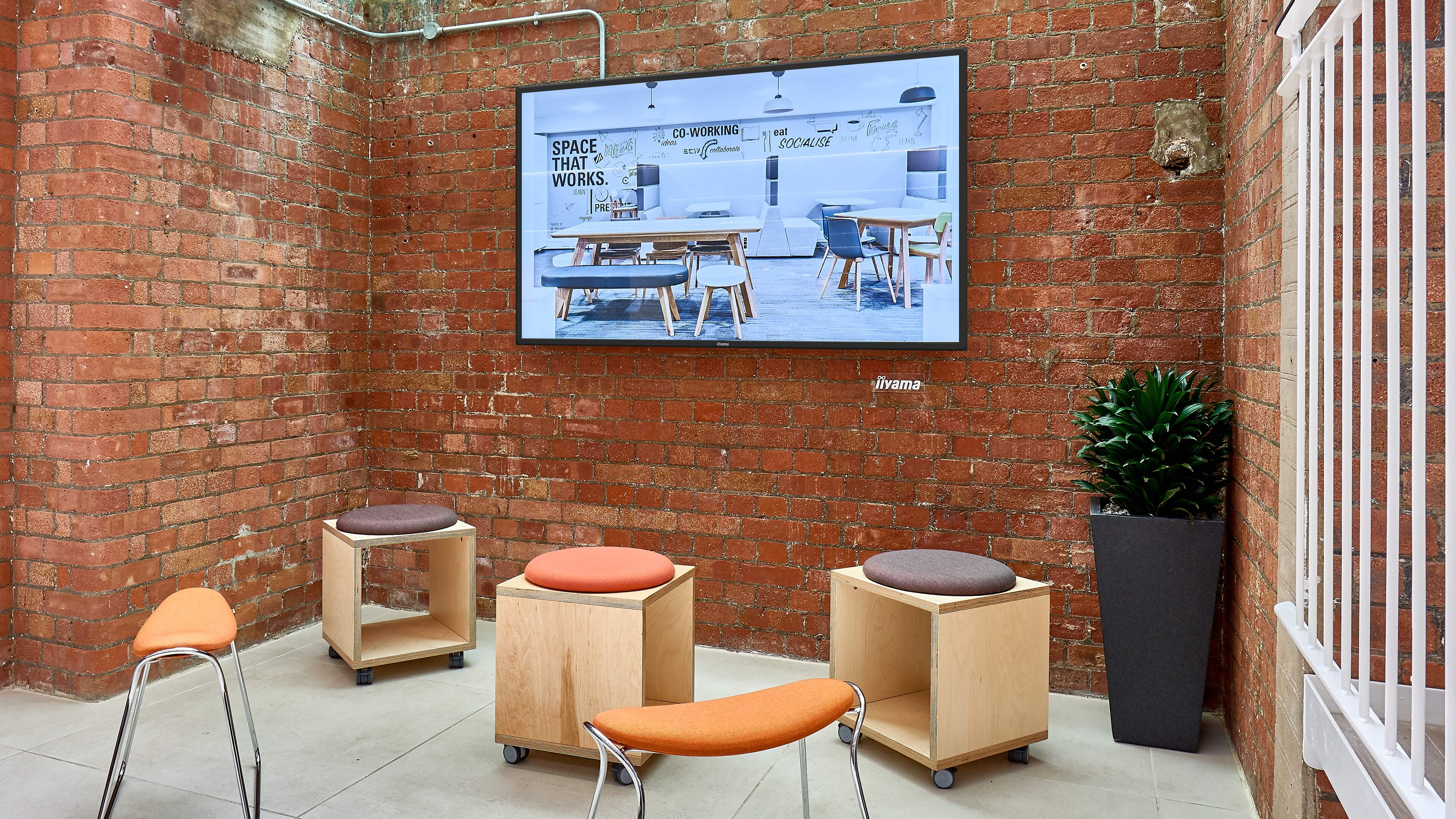 What are the advantages of using Digital Signage?